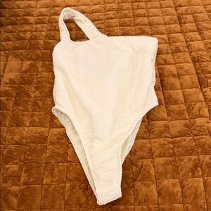 Rumer Cassidy Maillot One Piece in White